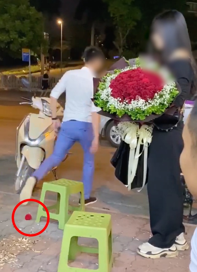 Chàng trai vứt nhẫn bỏ đi sau khi tỏ tình với crush không thành