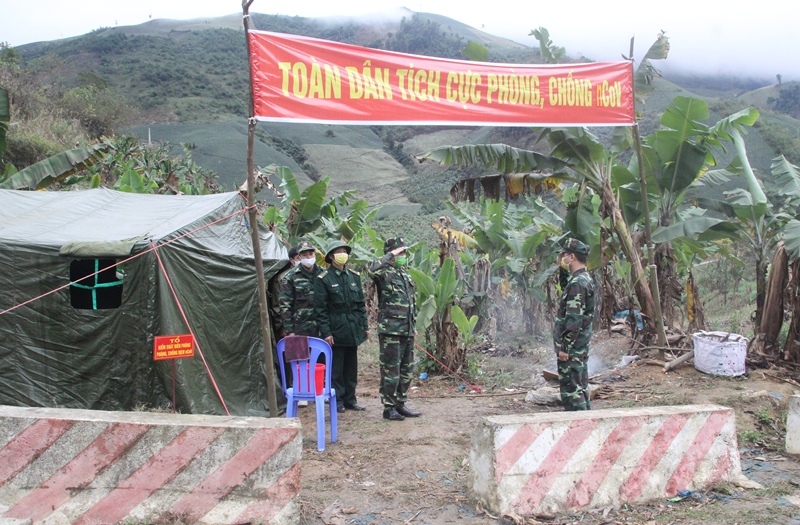 Cảm phục những anh hùng lặng lẽ, “ăn lán ngủ rừng” nơi biên cương để ngăn chặn COVID-19 Cảm phục những anh hùng lặng lẽ, “ăn lán ngủ rừng” nơi biên cương để ngăn chặn COVID-19