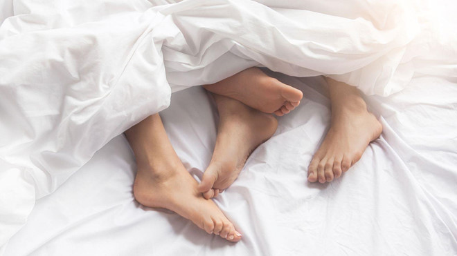 Bí mật tuyệt chiêu trị chồng lăng nhăng của các bà vợ: Người xát bột ớt, kẻ bôi lá ngứa khắp người