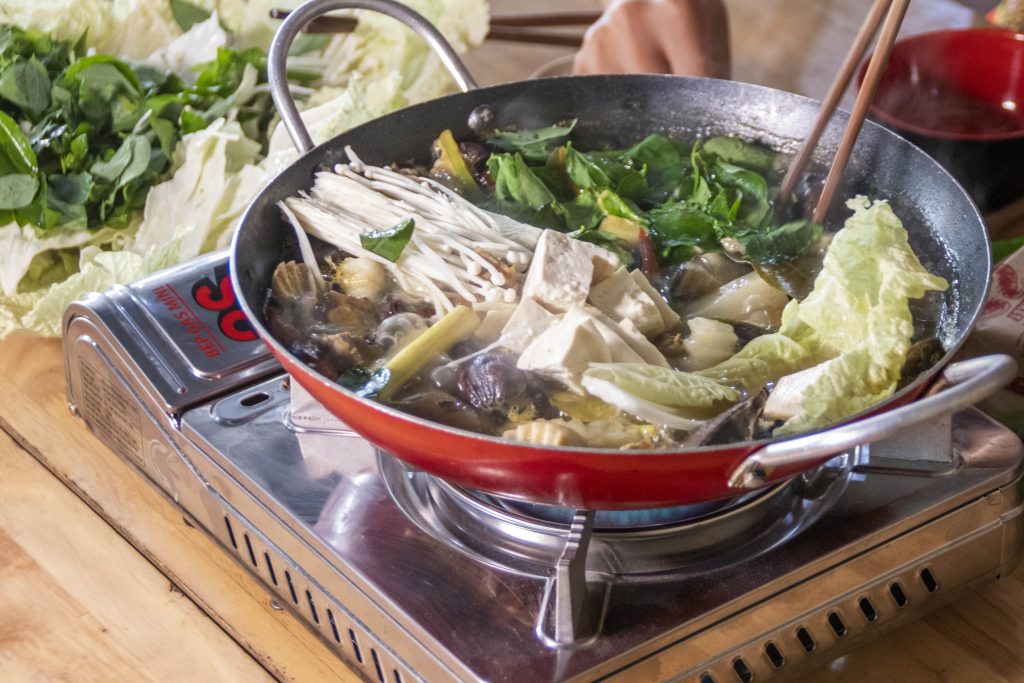 Chồng trách mắng khi mẹ vợ gói lẩu thừa mang về