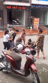 Clip chồng đánh vợ và mẹ để bảo vệ nhân tình
