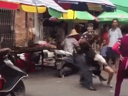 Clip chồng đánh vợ dã man giữa chợ