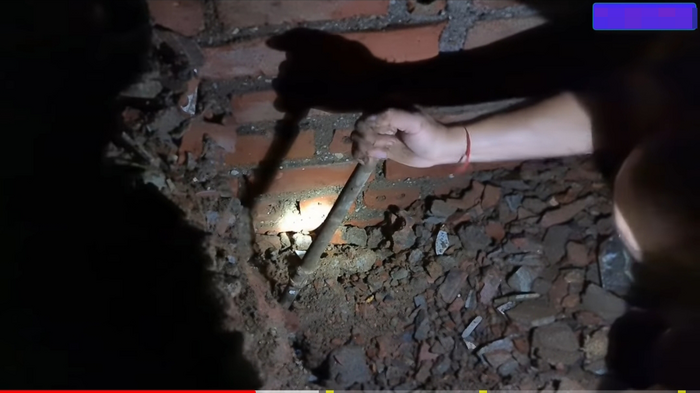 Clip cô dâu 62 tuổi cùng chồng trẻ đào cổ vật giữa đêm