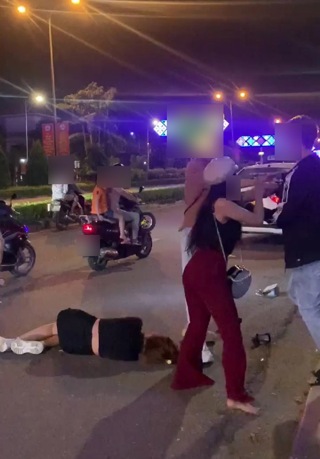 Clip đánh ghen cực căng giữa phố ở Lào Cai