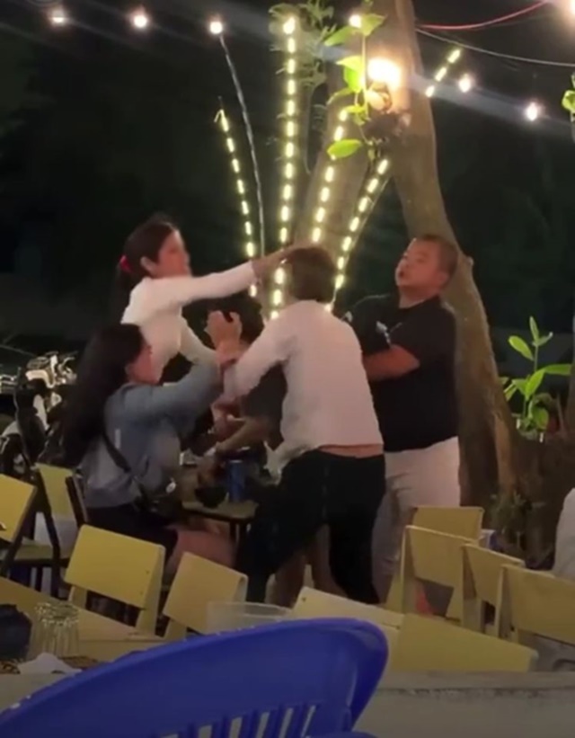 Clip đánh ghen trong quán cà phê Đà Nẵng Clip đánh ghen trong quán cà phê Đà Nẵng