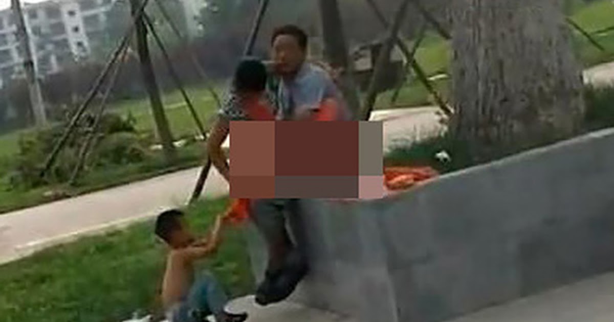 Clip mẹ cùng người tình thản nhiên 'mây mưa' trước mặt con trai Clip mẹ cùng người tình thản nhiên 'mây mưa' trước mặt con trai
