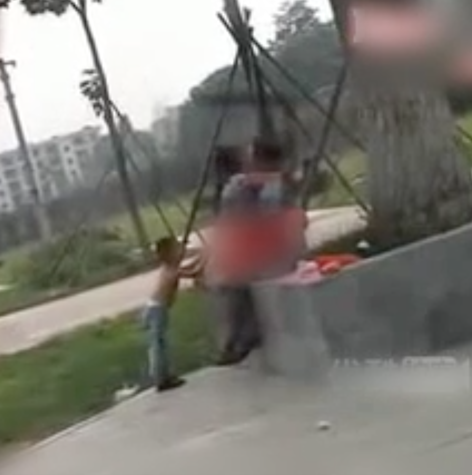 Clip mẹ cùng người tình thản nhiên 'mây mưa' trước mặt con trai Clip mẹ cùng người tình thản nhiên 'mây mưa' trước mặt con trai