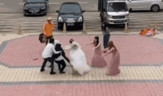 Cô dâu xông vào đánh chú rể trong đám cưới