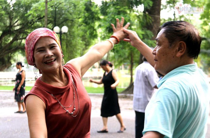 Người phụ nữ đầu trọc ở phố đi bộ, đi đến đâu mọi người vui đến đấy