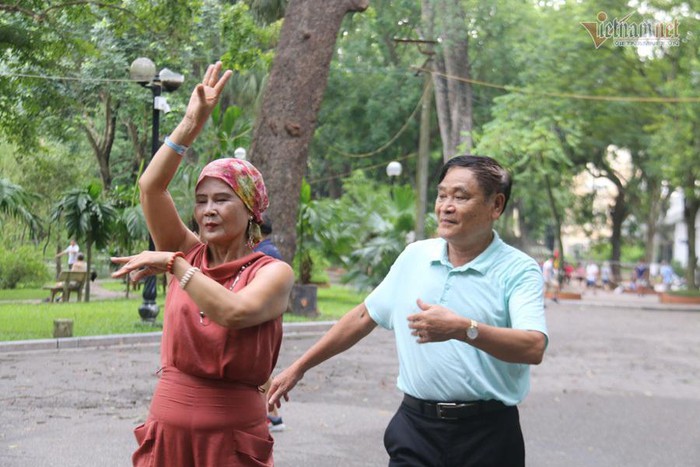 Người phụ nữ đầu trọc ở phố đi bộ, đi đến đâu mọi người vui đến đấy
