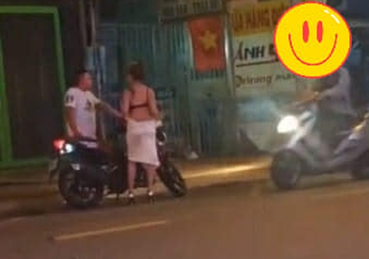 Cô gái cởi váy trả người yêu vì không đi nhà nghỉ