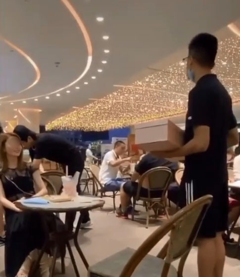 Cô gái quỳ lạy xin tha khi bị chàng trai cầu hôn 101 lần