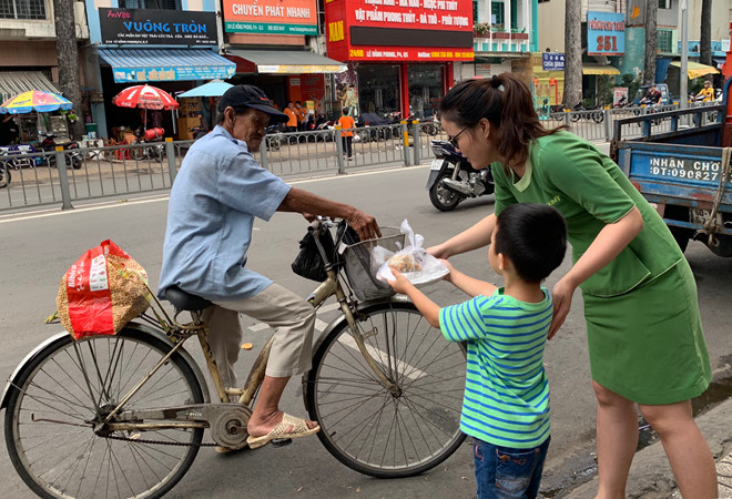 Nghĩa tình người Sài Gòn: Phát cơm chay cho người...dưng