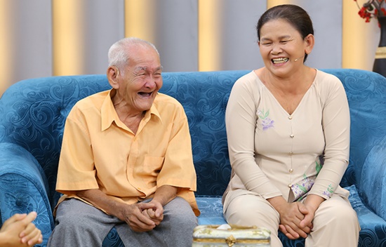 Cụ ông ba lần đổ vỡ hôn nhân lấy vợ kém 36 tuổi