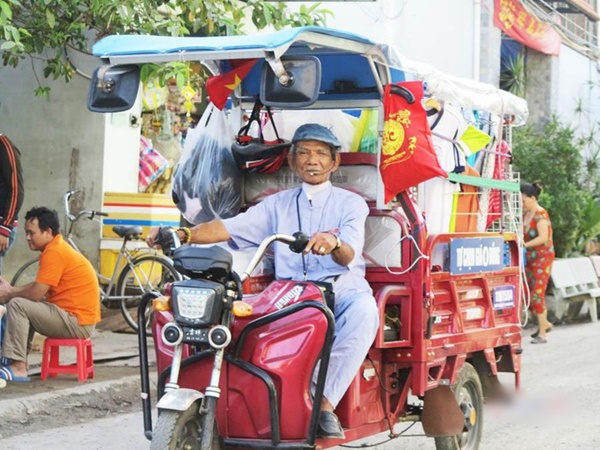 Cụ ông 80 ngày ngày chạy xe ba gác khắp Sài Gòn bán quần áo Cụ ông 80 ngày ngày chạy xe ba gác khắp Sài Gòn bán quần áo
