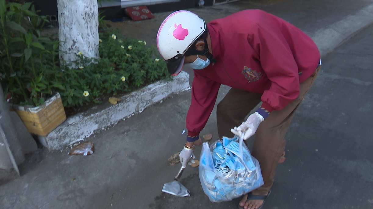 Tâm sự của cụ ông ngày ngày đi nhặt khẩu trang trên đường: Tâm sự của cụ ông ngày ngày đi nhặt khẩu trang trên đường: