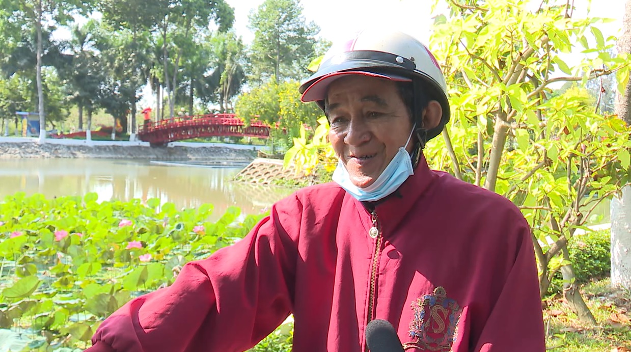Tâm sự của cụ ông ngày ngày đi nhặt khẩu trang trên đường: Tâm sự của cụ ông ngày ngày đi nhặt khẩu trang trên đường: