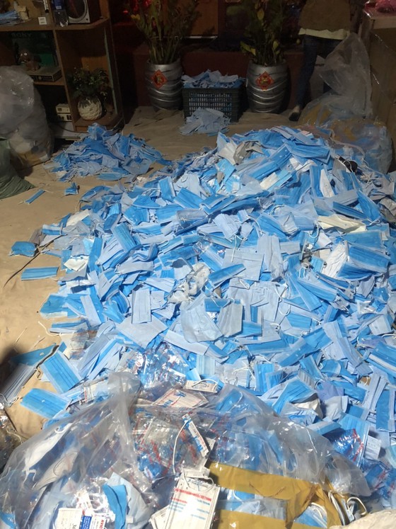 Tâm sự của cụ ông ngày ngày đi nhặt khẩu trang trên đường: Tâm sự của cụ ông ngày ngày đi nhặt khẩu trang trên đường: