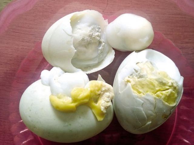 Cứ tưởng luộc trứng đơn giản, ai ngờ chỉ sai một ly cũng có thể `đầu độc` cả nhà