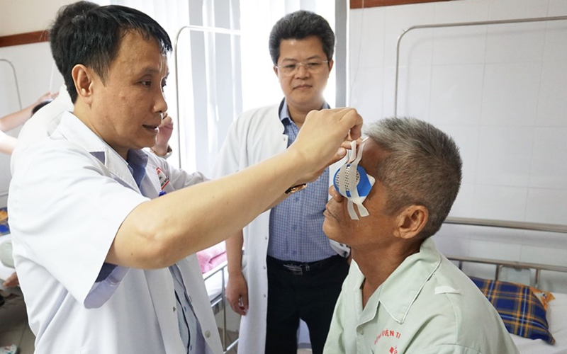Chuyện về người cựu binh 83 tuổi hiến giác mạc trao lại ánh sáng cho hai người