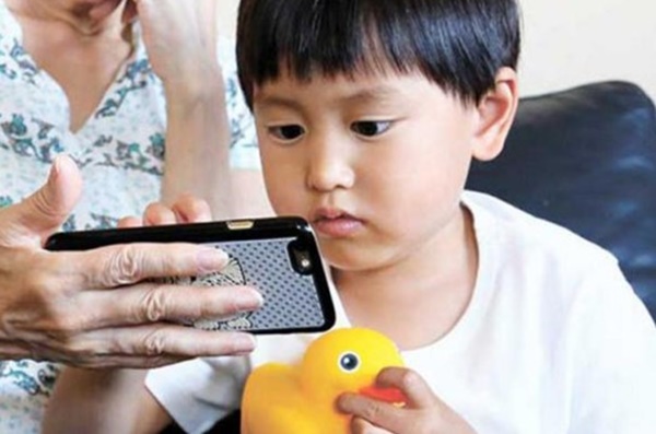 Con trai mới 10 tuổi đã mọc râu, dậy thì sớm vì 