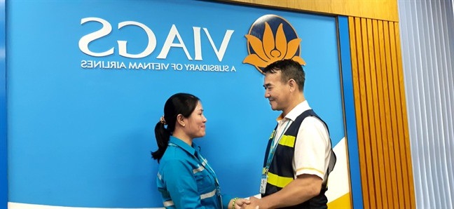 nhan-vien-san-bay-tra-lai-1-ty-dong-nhat-duoc-tien-do-co-phai-cua-minh-dau-chi-Phung-Thi-Ngoc-duoc-ong-Tran-Anh-Tuan-tuyen-duong