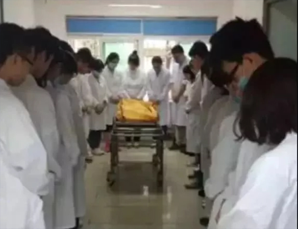 Nữ y tá trẻ qua đời vì ung thư hiến giác mạc cứu người 
