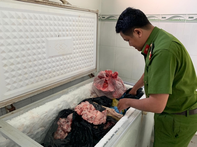Rùng mình cơ sở dùng dung dịch màu đỏ lạ biến thịt lợn thành thịt bò trong nháy mắt