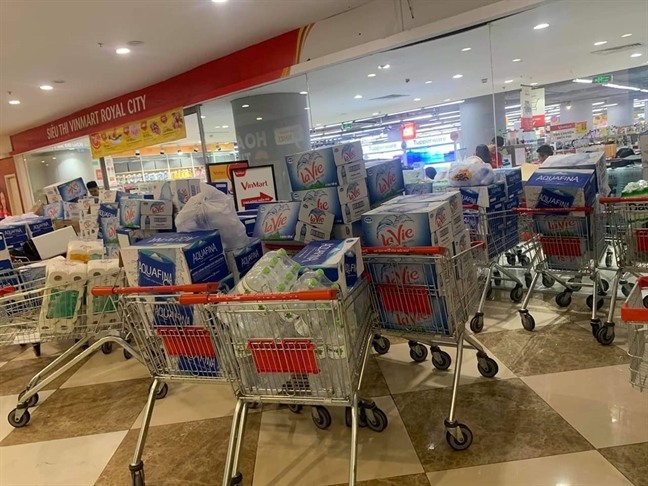 Dân Hà Nội đổ xô mua nước đóng chai, chuyên gia khuyên không dùng nước khoáng nấu ăn Dân Hà Nội đổ xô mua nước đóng chai, chuyên gia khuyên không dùng nước khoáng nấu ăn