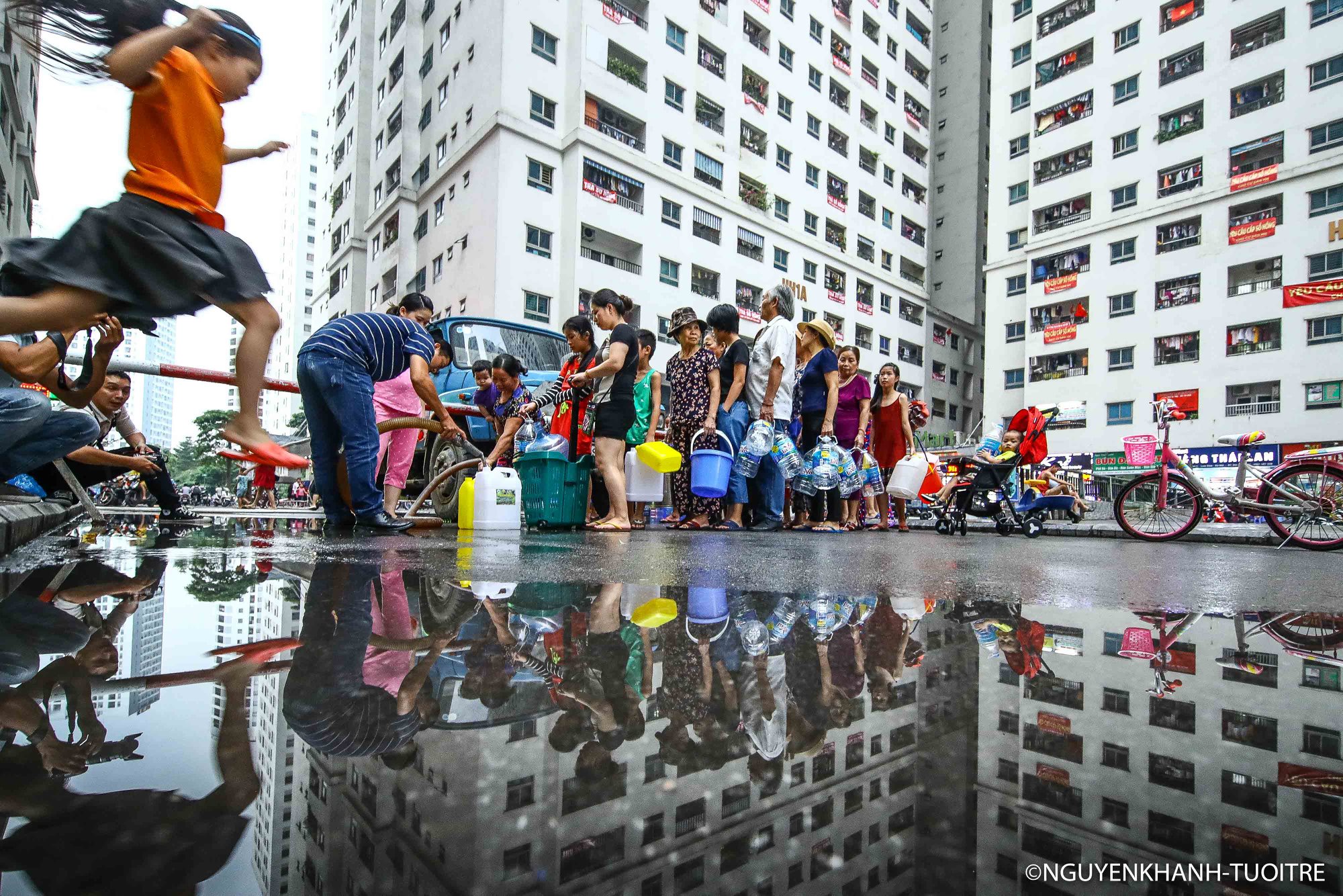 Dân Hà Nội đổ xô mua nước đóng chai, chuyên gia khuyên không dùng nước khoáng nấu ăn Dân Hà Nội đổ xô mua nước đóng chai, chuyên gia khuyên không dùng nước khoáng nấu ăn