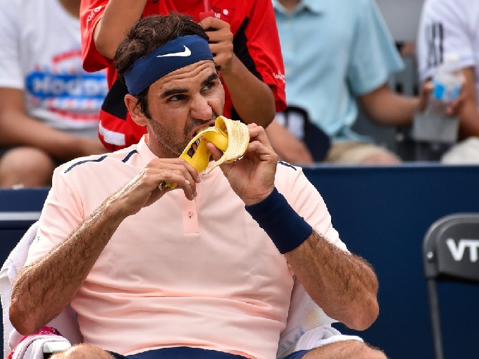 bi-quyet-truong-sinh-de-roger-federer-38-tuoi-van-choi-1-tran-chung-ket-wimbledon-5-tieng-dong-ho-chuoi-la-thuc-pham-bo-sung-nang-luong-duoc-cac-tay-vot-lua-chon-pho-bien