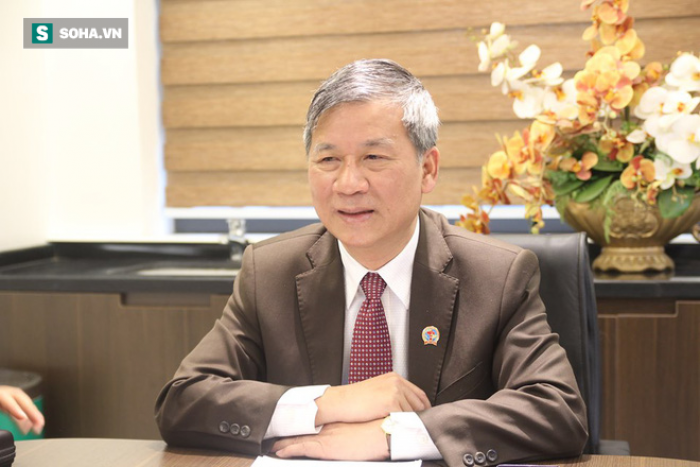 GS Trí bàng hoàng, choáng khi nghe tin hàng nghìn que test bị cắt đôi.