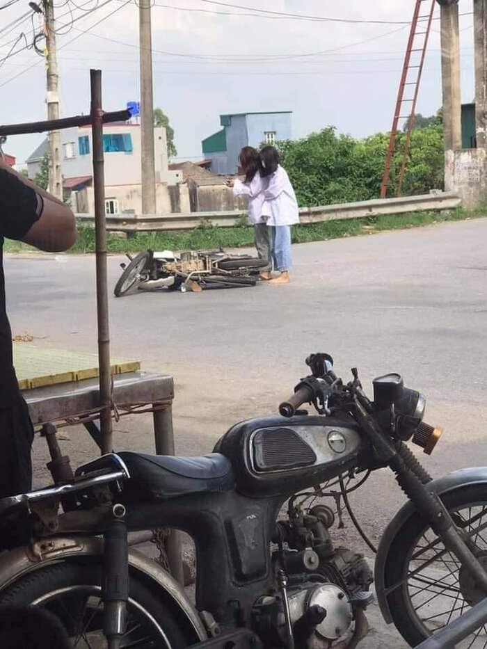 Hành động bất ngờ của nữ sinh sau khi ngã xe