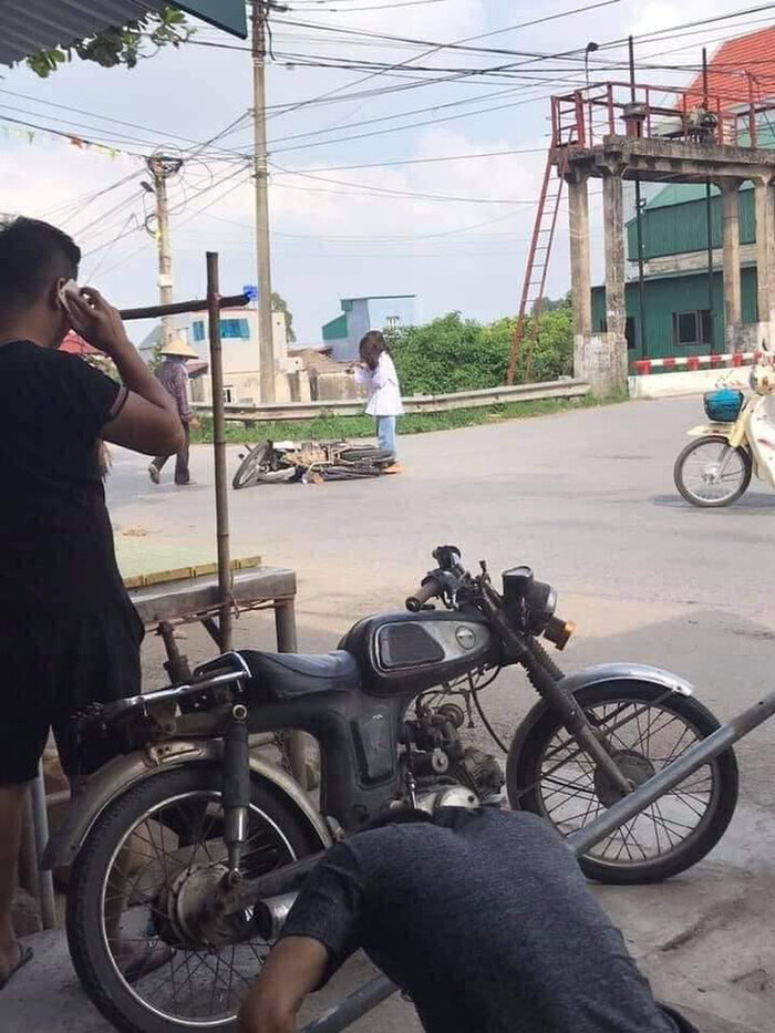 Hành động bất ngờ của nữ sinh sau khi ngã xe