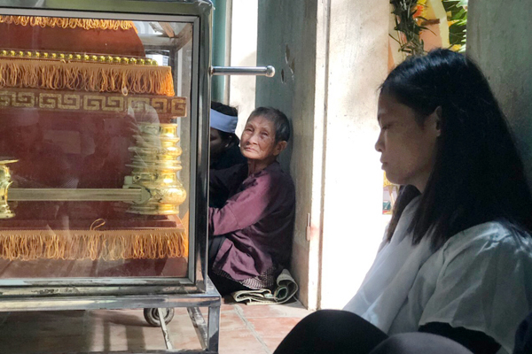 Xót xa người vợ trẻ hiến tạng chồng, bị dân làng đồn bán được vài trăm triệu Xót xa người vợ trẻ hiến tạng chồng, bị dân làng đồn bán được vài trăm triệu