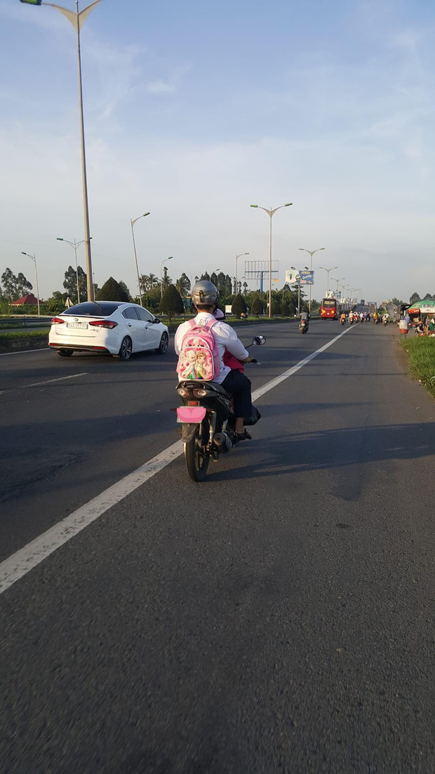 Hình ảnh cưng xỉu cha đeo balo hộ con gái Hình ảnh cưng xỉu cha đeo balo hộ con gái