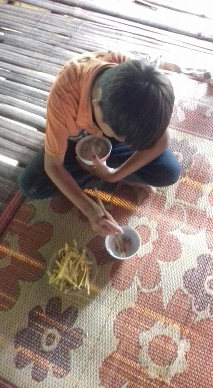 Thương xót phận đời côi cút của cậu bé 10 tuổi lớn lên không biết mặt bố mẹ
