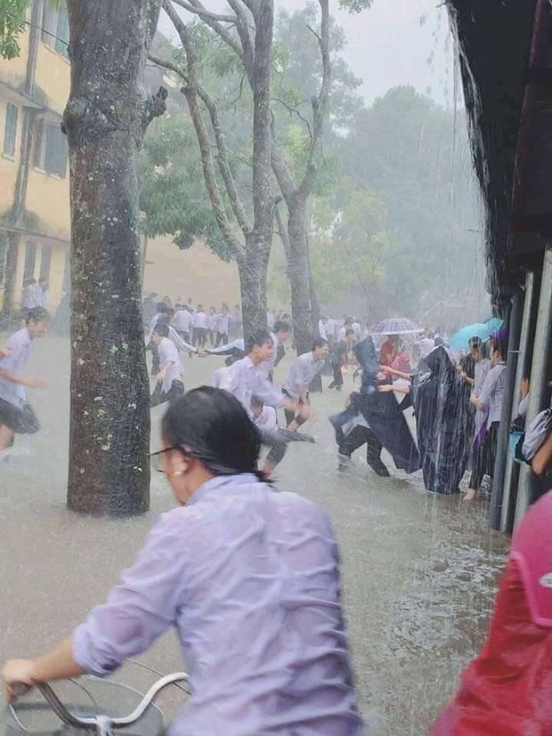 Học sinh Ninh Bình nô đùa dưới mưa lớn trong giờ tan trường