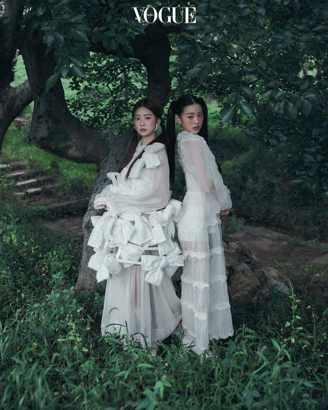 Jang Wonyoung và Kim Minju của IZ*ONE làm mẫu cho VOGUE