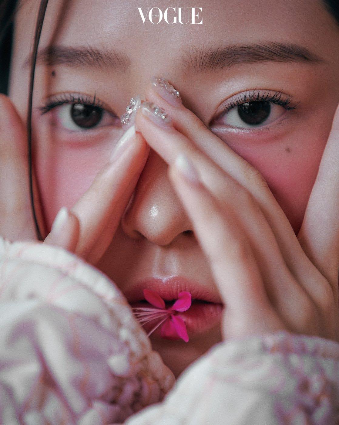 Jang Wonyoung và Kim Minju của IZ*ONE làm mẫu cho VOGUE