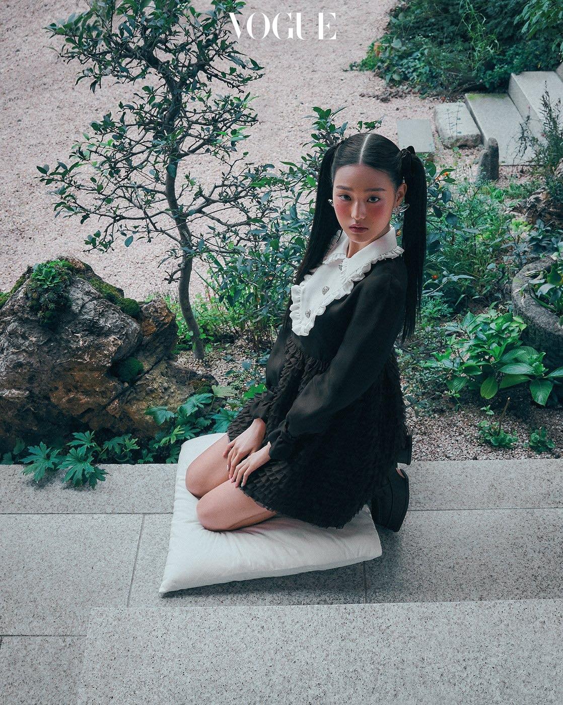 Jang Wonyoung và Kim Minju của IZ*ONE làm mẫu cho VOGUE