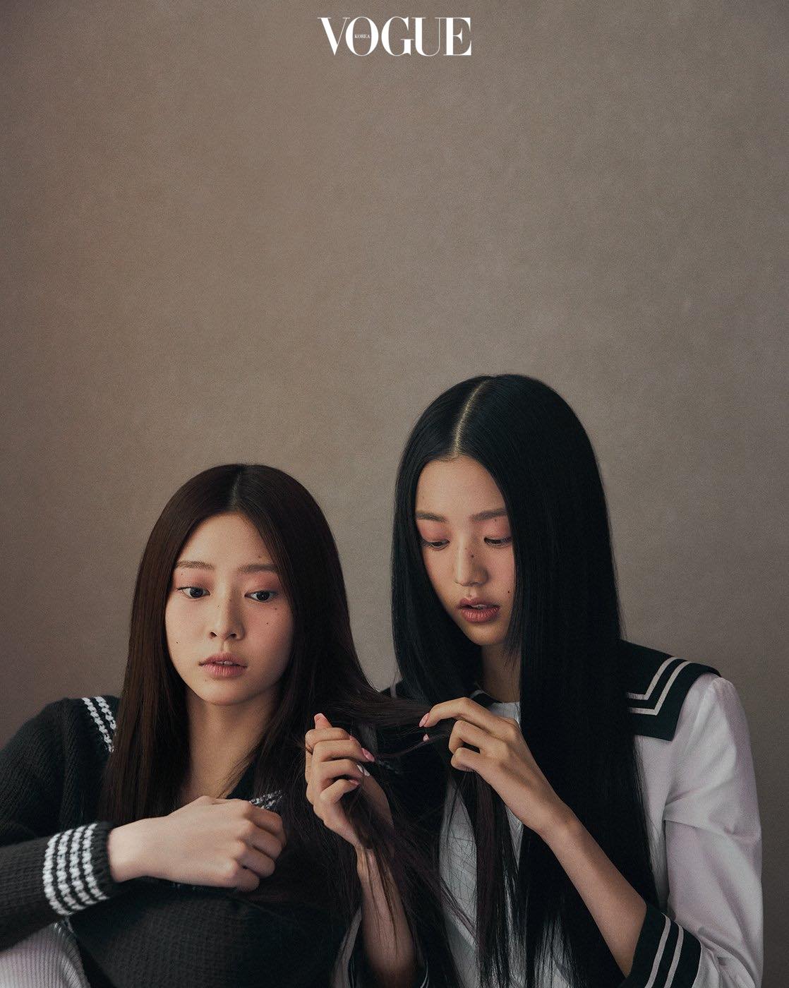 Jang Wonyoung và Kim Minju của IZ*ONE làm mẫu cho VOGUE