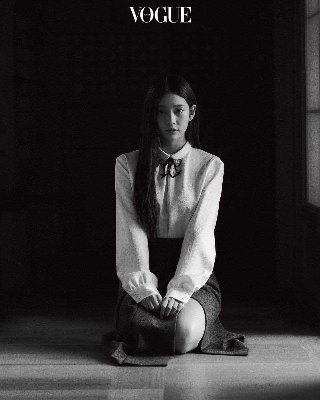 Jang Wonyoung và Kim Minju của IZ*ONE làm mẫu cho VOGUE