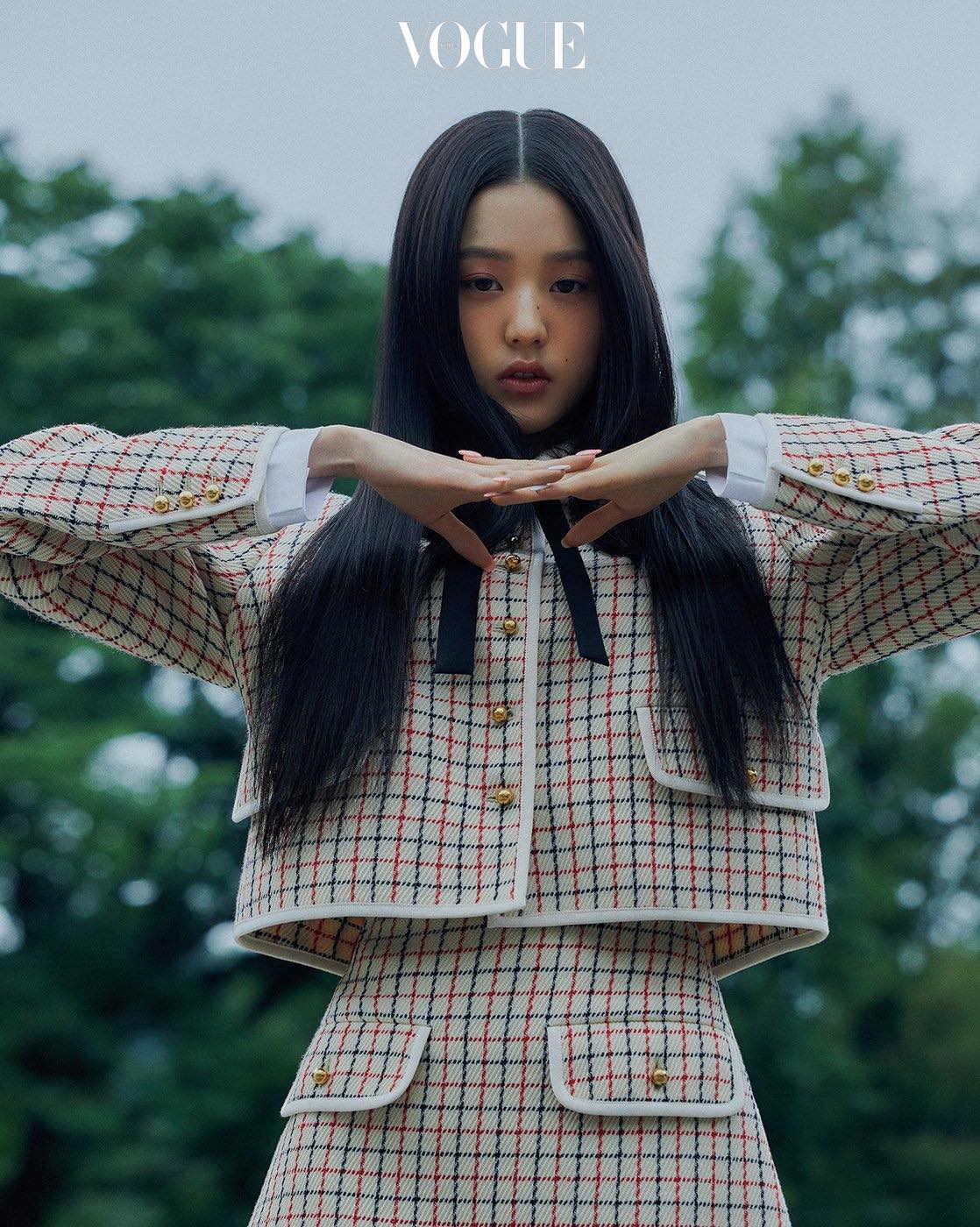 Jang Wonyoung và Kim Minju của IZ*ONE làm mẫu cho VOGUE