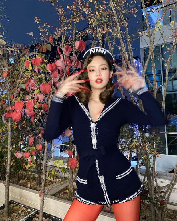 Jennie Blackpink hóa nàng thủy thủ nóng bỏng ngày Halloween