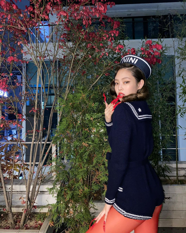 Jennie Blackpink hóa nàng thủy thủ nóng bỏng ngày Halloween