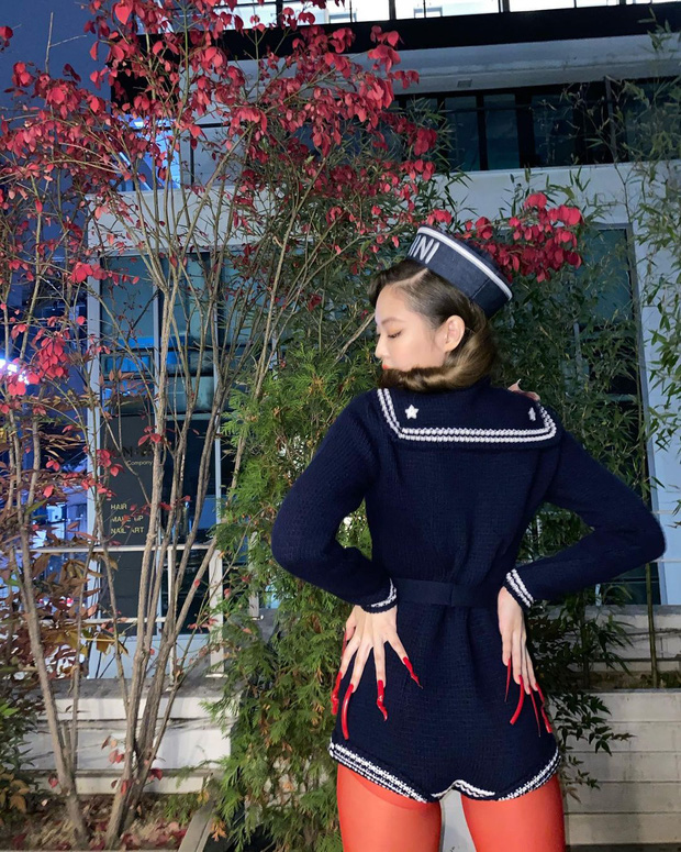 Jennie Blackpink hóa nàng thủy thủ nóng bỏng ngày Halloween