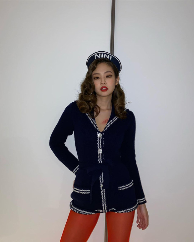 Jennie Blackpink hóa nàng thủy thủ nóng bỏng ngày Halloween