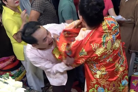 Khởi tố thầy đồng Hải Phòng đánh cô đồng ở Phủ Dầy Khởi tố thầy đồng Hải Phòng đánh cô đồng ở Phủ Dầy