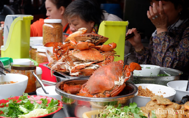Quán bánh đa cua bể ngay đầu chợ Cố Đạo nổi tiếng ngon nhất khu, lúc nào cũng đông khách nườm nượp - Nguồn afamily.vn
